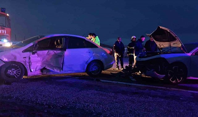 Çorum'da iki otomobil çarpıştı: 3 yaralı