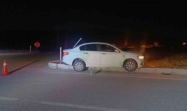 Çorum'da otomobil refüje çarptı: Araçtakiler hafif sıyrıklarla kurtuldu