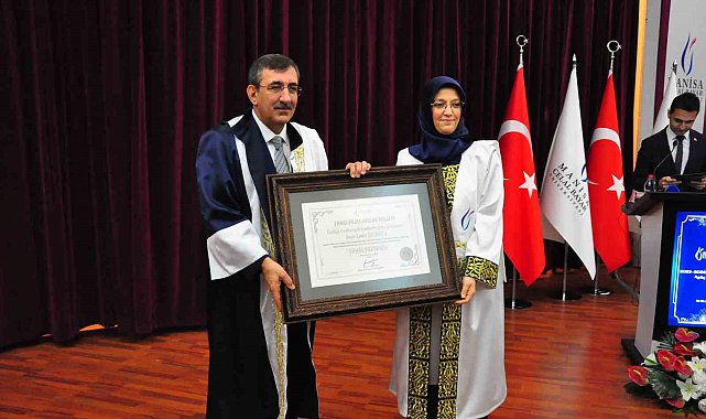 Cumhurbaşkanı Yardımcısı Cevdet Yılmaz'a MCBÜ'de 'Fahri Profesörlük' unvanı