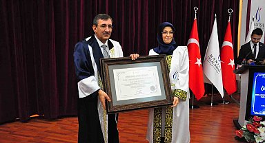 Cumhurbaşkanı Yardımcısı Cevdet Yılmaz'a MCBÜ'de 'Fahri Profesörlük' unvanı