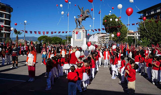 Cumhuriyet'in 102 yılı Edremit'te coşkuyla kutlandı