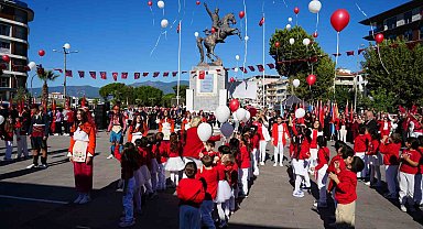 Cumhuriyet'in 102 yılı Edremit'te coşkuyla kutlandı