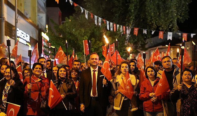 Cumhuriyetin 102. yaşı Çivril'de fener alayı ve konserle kutlandı
