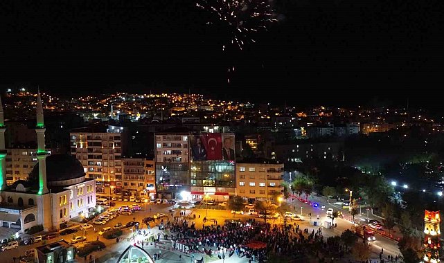 Cumhuriyetin 102'nci yılında Siirt fener alayıyla aydınlandı