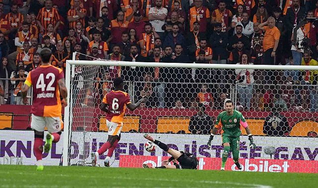 Davinson Sanchez kırmızı kart gördü