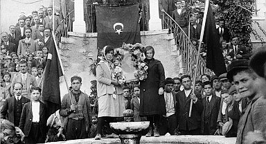 Demirci'de 97 yıl önceki cumhuriyet karesi yeniden canlandı