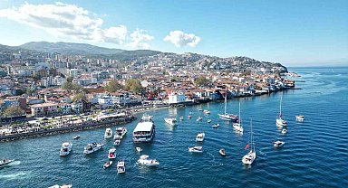 Denizde onlarca tekne kortej yaptı