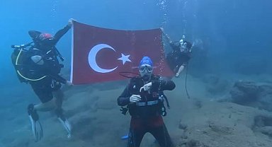 Denizin altında işaret diliyle İstiklal Marşı'nı okudular