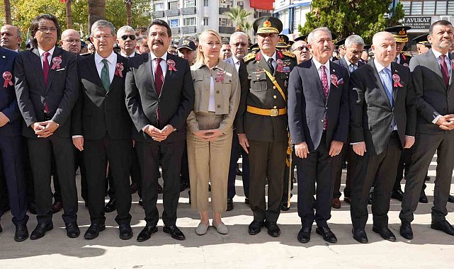 Denizli'de Cumhuriyetin 102. yıldönümü kutlamaları çelenk sunumuyla başladı