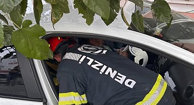 Denizli'de yoldan çıkan otomobil önce ağaca sonra eve çarptı