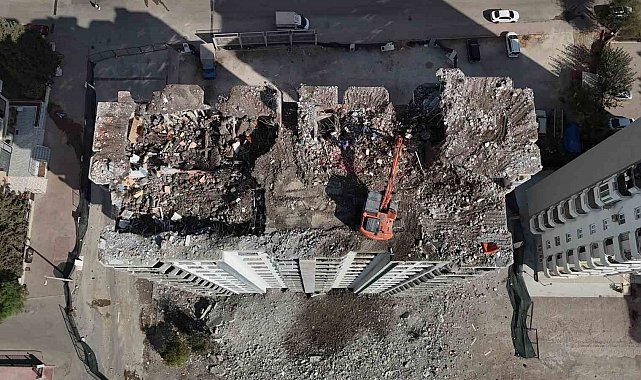 Depremde hasar gören binaların yıkımı vatandaşlara o günleri hatırlatıyor