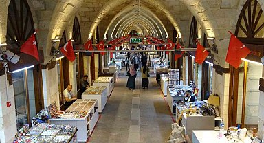 Depremde hasar gören tarihi Zincirli Bedesten yeniden uğrak noktası oldu