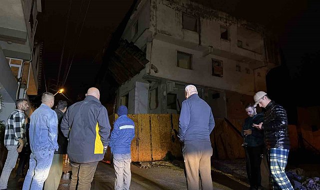 Depremin ardından hasarlı metruk bina korkuttu: Sokak trafiğe kapatıldı