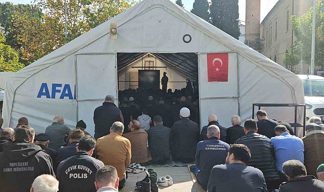 Depremin vurduğu Sındırgı'da cuma namazı çadırlarda kılındı