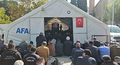 Depremin vurduğu Sındırgı'da cuma namazı çadırlarda kılındı