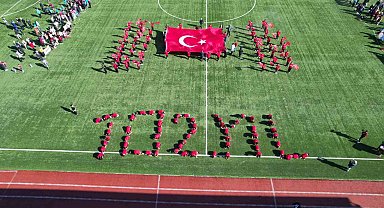Depremin vurduğu Sındırgı'da Cumhuriyet coşkusu yaşanıyor