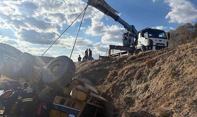 Devrilen iş makinesi altında kalan operatör kurtarıldı