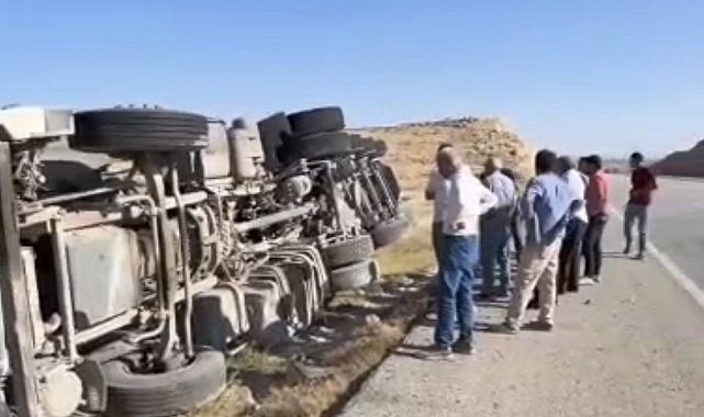 Devrilen kamyonun sürücüsü hafif yaralandı
