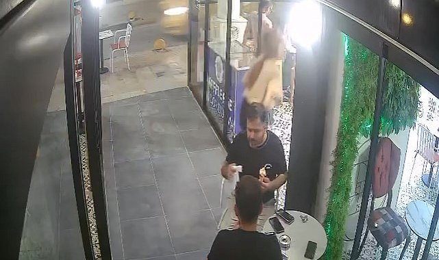 Dikkatsizliğiyle cam kapıya çarpan kadın personelin yere savrulduğu anlar kamerada