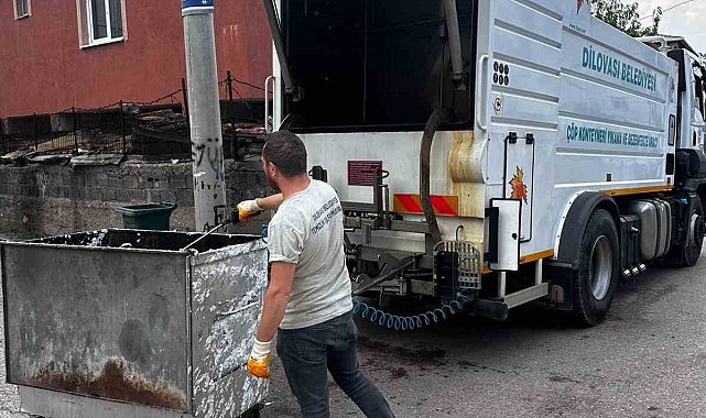 Dilovası'nda çöp konteynerleri dezenfekte ediliyor