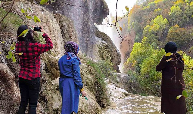 Dipsizgöl Şelalesi sonbahar güzelliğiyle mest ediyor