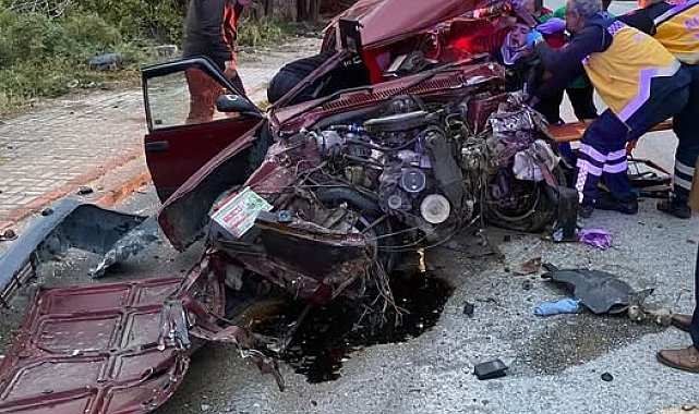 Direğe çarparak hurdaya dönen Fiat Tofaş'ın sürücüsü ağır yaralandı