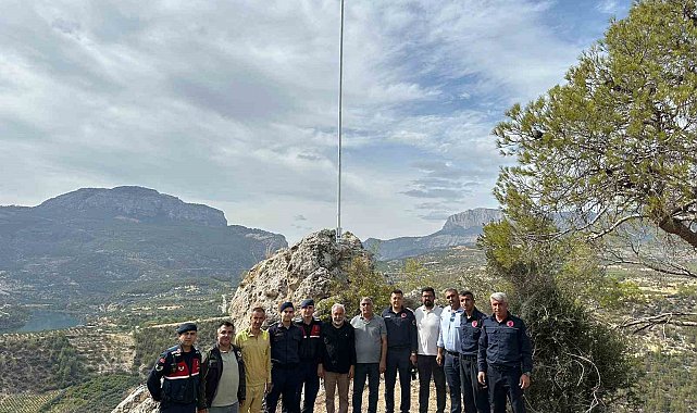 Direk yenilendi, yeni bayrak göndere çekildi