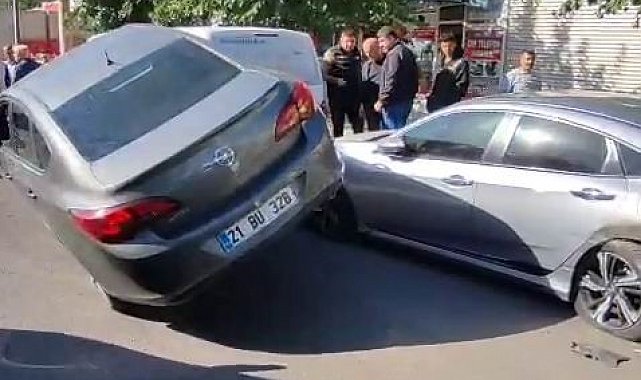 Diyarbakır'da ilginç kaza: Park halindeki 2 araca çarpıp asılı kaldı