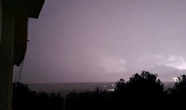 Diyarbakır'da şimşekler geceyi gündüze çevirdi