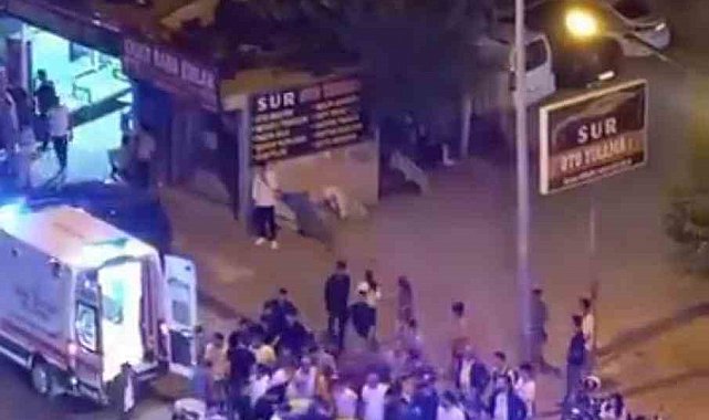 Diyarbakır'da yolun karşısına geçen kadına motosiklet çarptı: 1'i ağır 3 yaralı