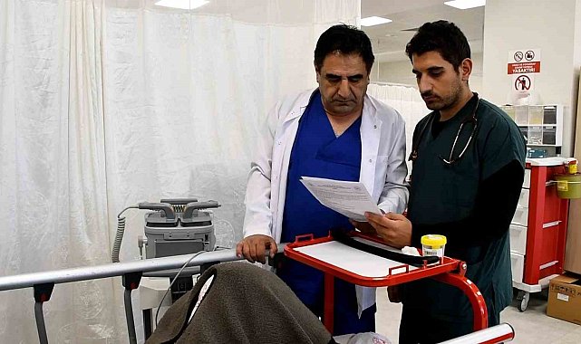 Doktor baba-oğul aynı hastanede hizmet etmenin mutluluğunu yaşıyor