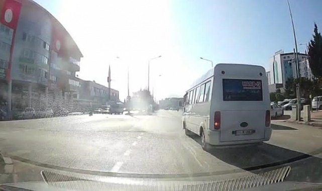 Dolmuş şoförü yolcuların canını hiçe sayarak kırmızı ışıkta geçti