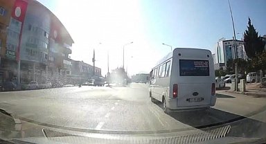 Dolmuş şoförü yolcuların canını hiçe sayarak kırmızı ışıkta geçti