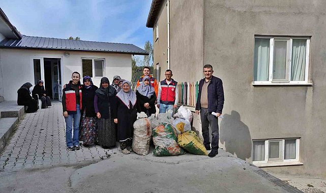 Domaniç'te kadın üreticilere 300 kilo dikimlik sarımsak dağıtıldı