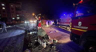 Dörtyol'da aydınlatma direğine çarpan otomobilin sürücüsü yaralandı