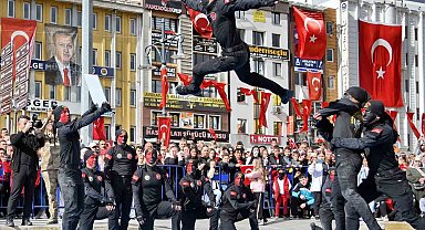 Dövüş sanatlarındaki hünerlerini sergileyen jandarma komandolar nefes kesti