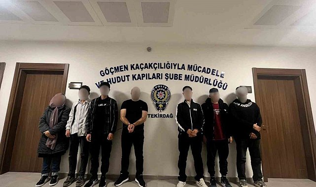 Düğün aracı süsü verilen otomobilden 5 kaçak göçmen çıktı