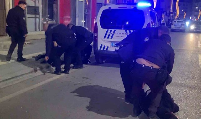 Dükkan basıp polise direnen şahıslar gazetecilere saldırdı: o anlar kamerada