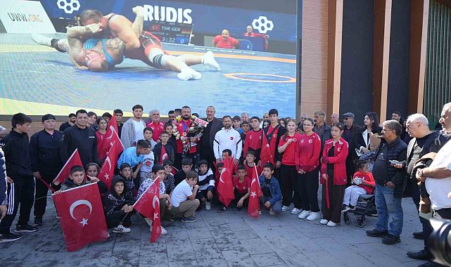 Dünya 3'ncüsü olan milli güreşçiye Erzincan'da coşkulu karşılama