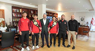 Dünya şampiyonu güreşçilerden RTÜK'e ziyaret