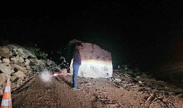 Düşen dev kaya karayolunu ulaşıma kapattı