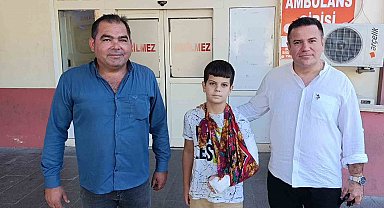 Düşüp kolunu kıran çocuğu aracına alıp hastaneye yetiştirdi