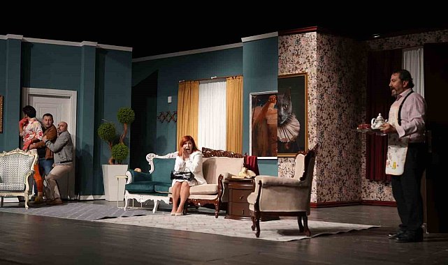 Düzce şehir tiyatrosu perdelerini yeniden açtı