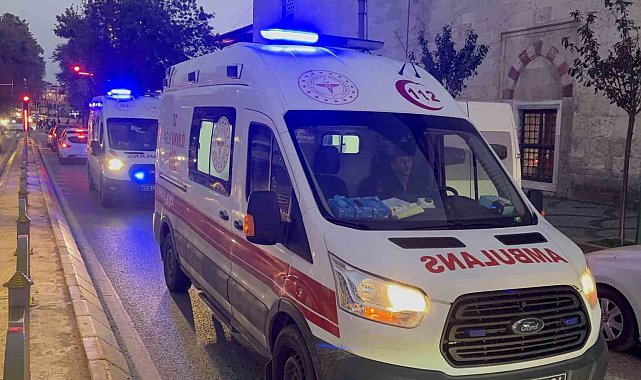 Edirne'de motosiklet refüje çarptı: 2 yaralı