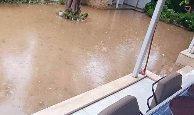 Edremit Körfezi ilçelerinde sağanak yağış sonrası su baskınları