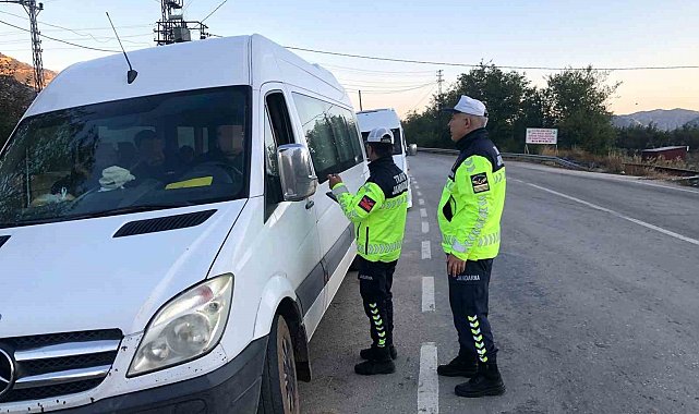 Eğirdir'de jandarma trafik uygulamasında 4 servis aracına ceza kesildi