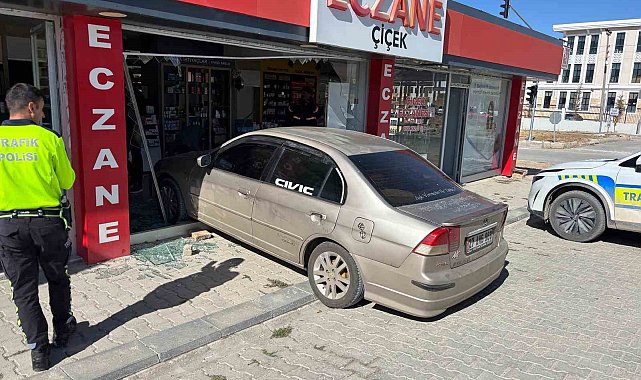 El freni çekilmeyen araç eczaneye girdi