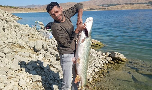 Elazığ'da amatör balıkçı 22 kiloluk turna yakaladı