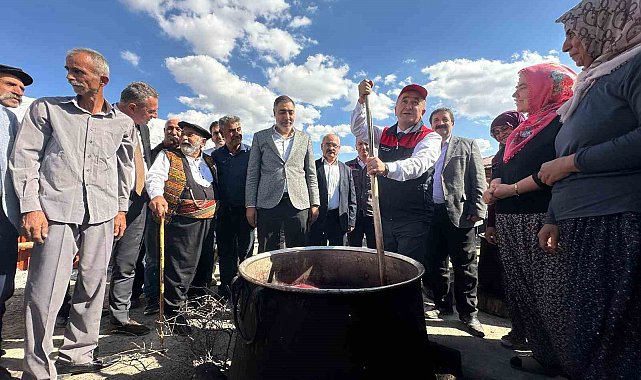 Elazığ'da Vali Hatipoğlu orcik yaptı, kadınlardan "Öyle karıştırılmaz" itirazı geldi