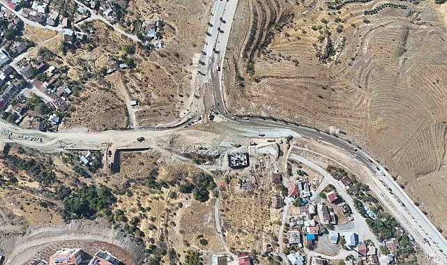 Elazığ'da yol genişletme çalışmaları sürüyor